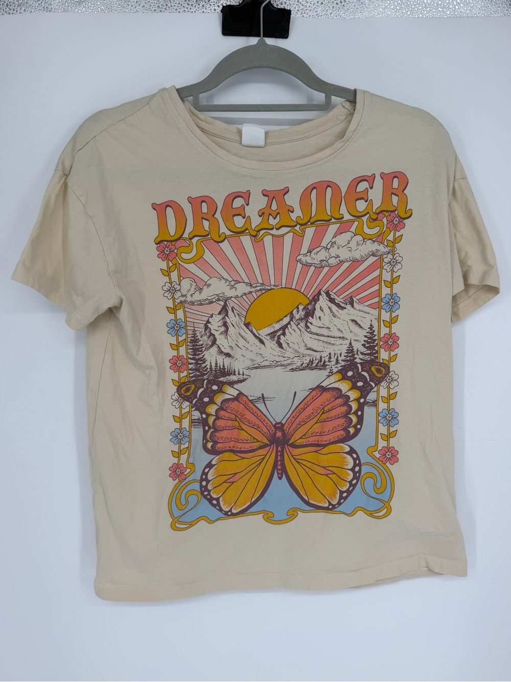 La Luna size medium. Dreamer Graphic Tee - Beige Butterfly Sunrise
